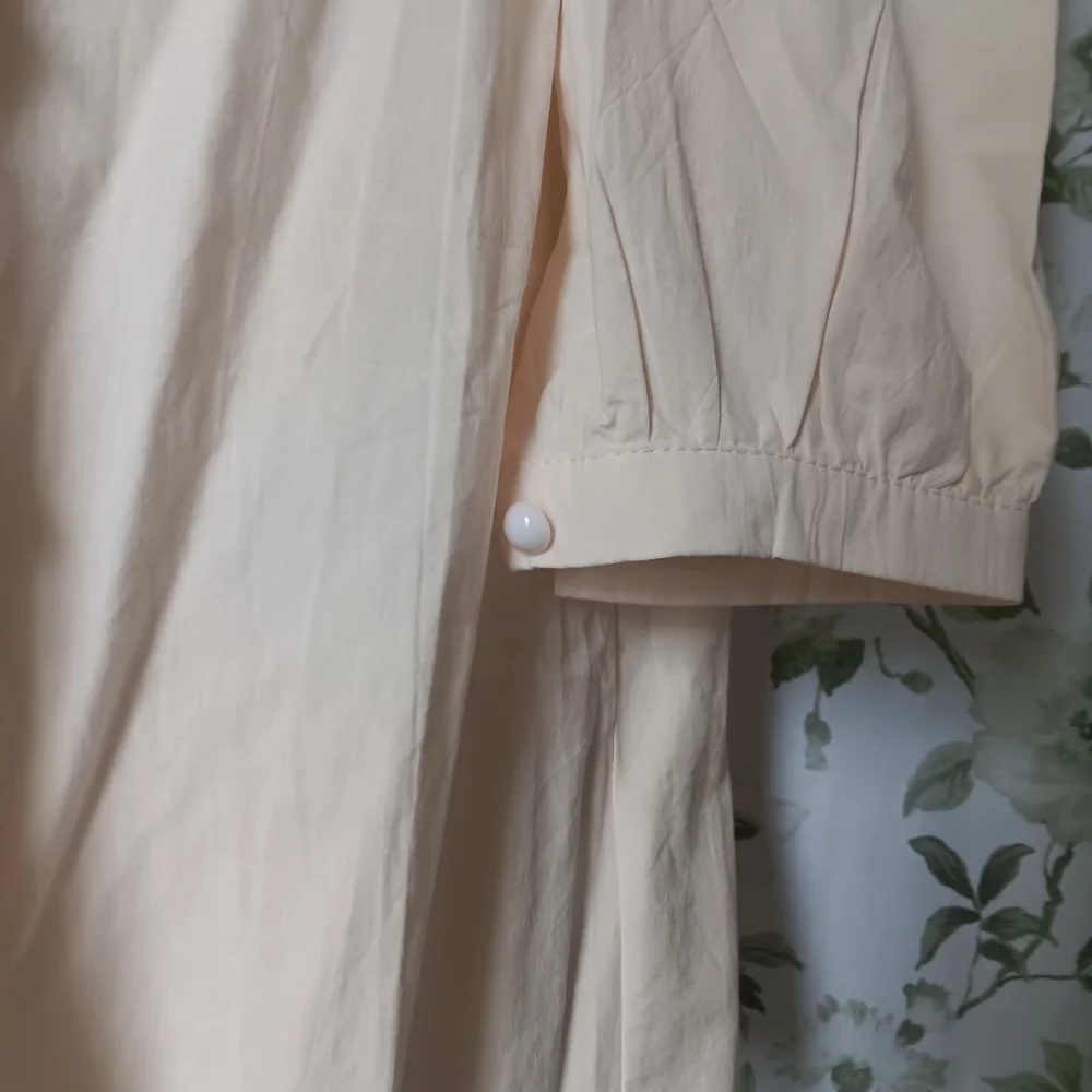 Elegant Cream Embroidered Women's Top - Picture 6 of 7